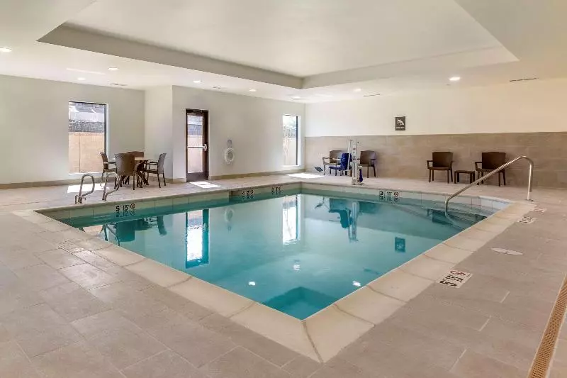 ホテル Comfort Suites Albuquerque Airport