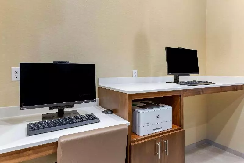 ホテル Comfort Suites Albuquerque Airport