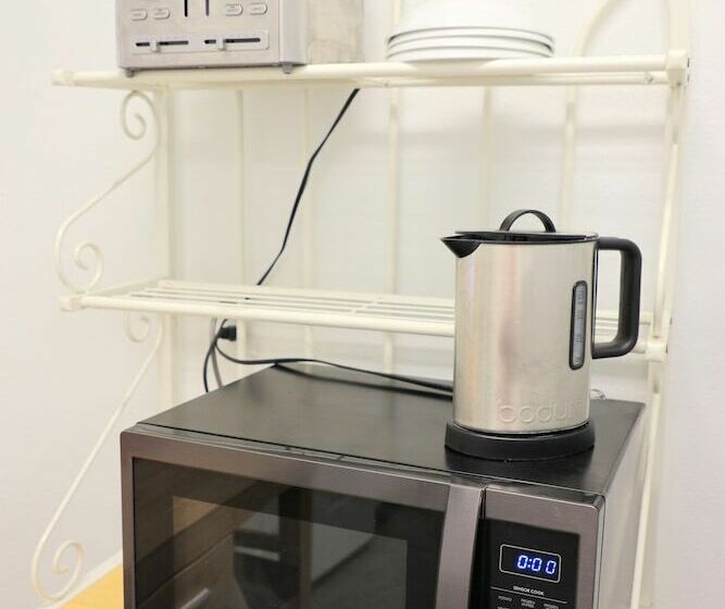 Eycat Lodging Company