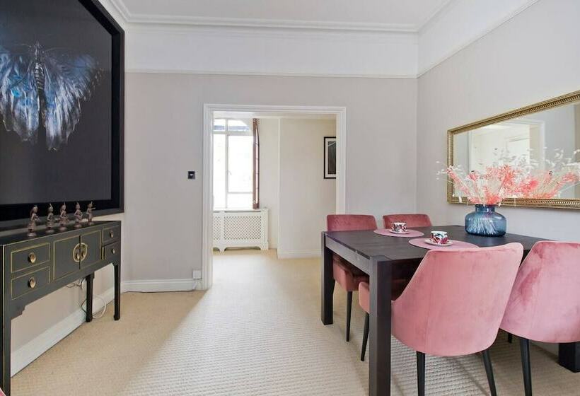 Luxurious 2 Bed Apartment