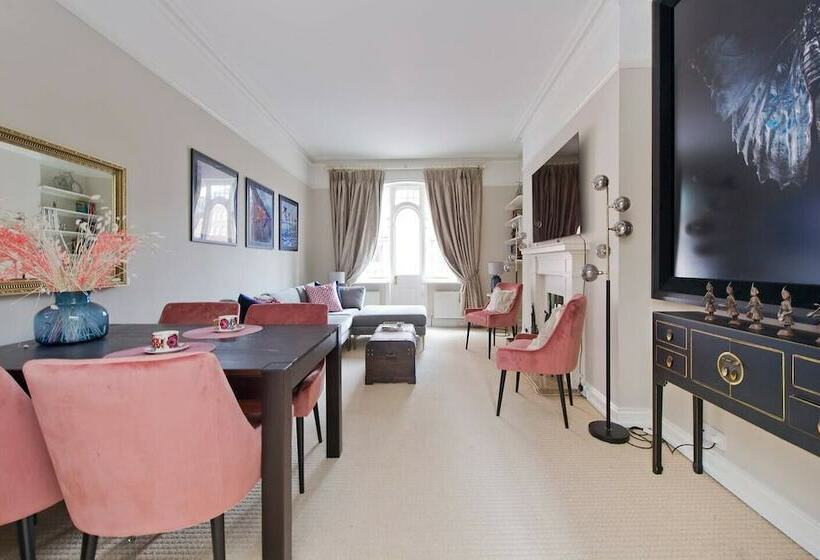 Luxurious 2 Bed Apartment