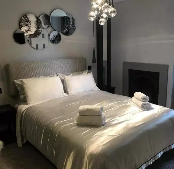 Отель The Chequers Inn