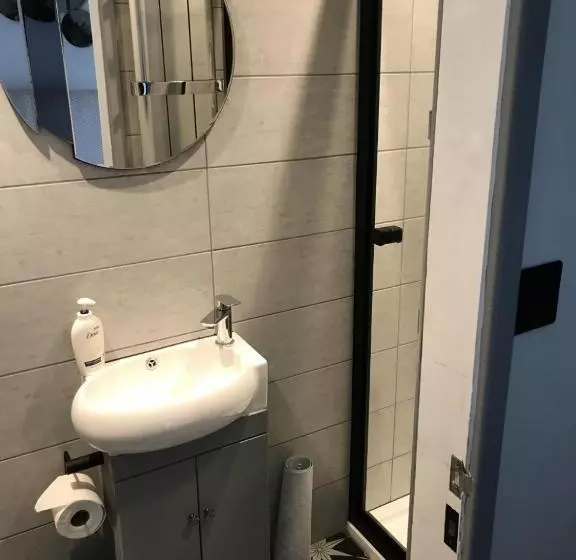 Отель The Chequers Inn