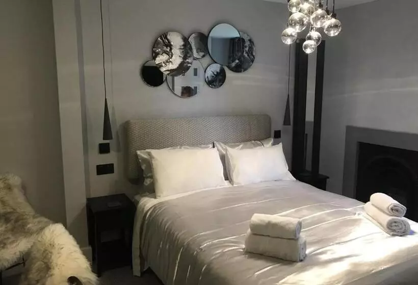 Отель The Chequers Inn