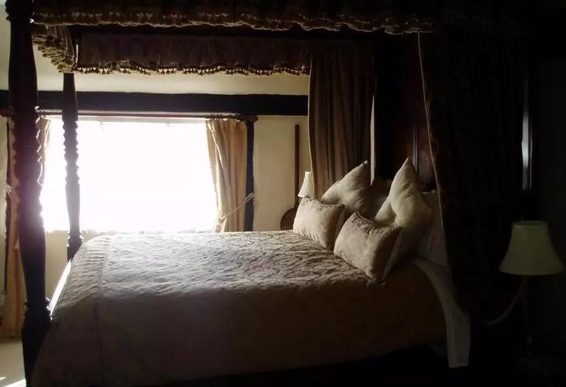 Отель The Chequers Inn