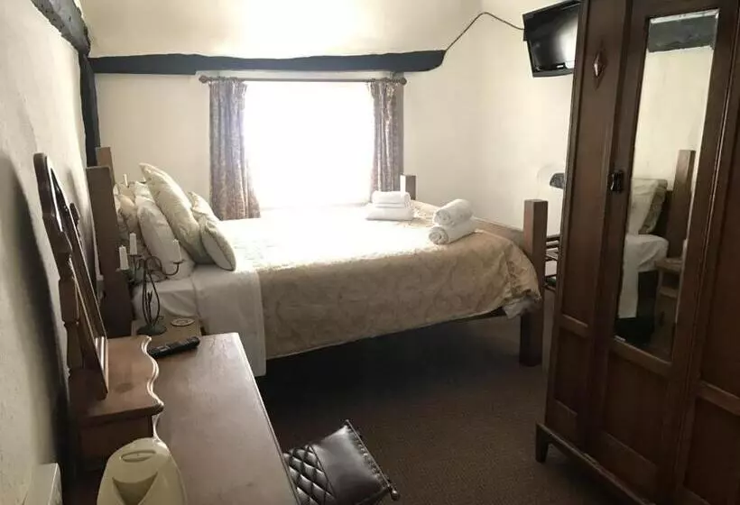 Отель The Chequers Inn