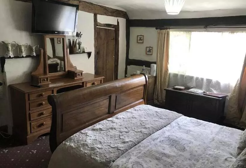 Отель The Chequers Inn