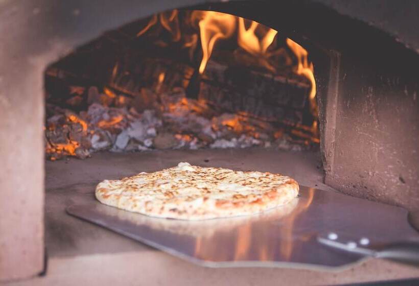 Hotel Canvas & Clover