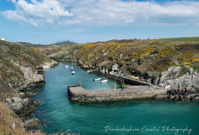 Hotel St. Davids Cross