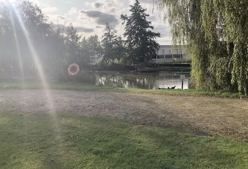 هتل Burgh Gardens