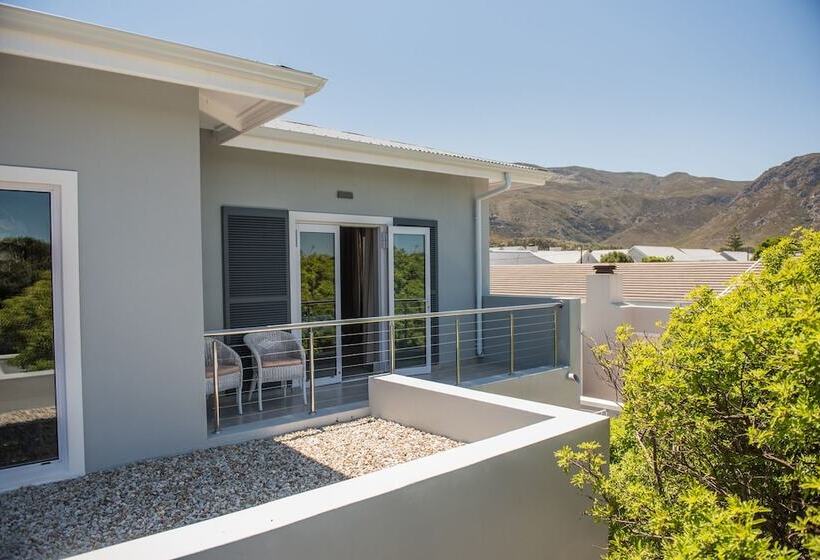 The Whale On Main B&b