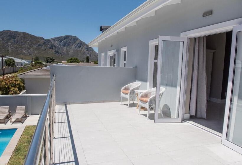 The Whale On Main B&b