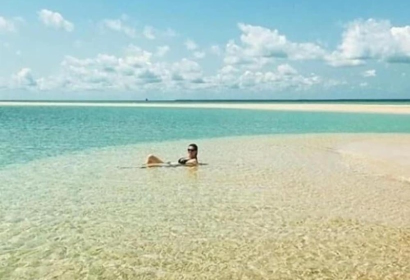 تختخواب و صبحانه Mangrove Beach Bungalows