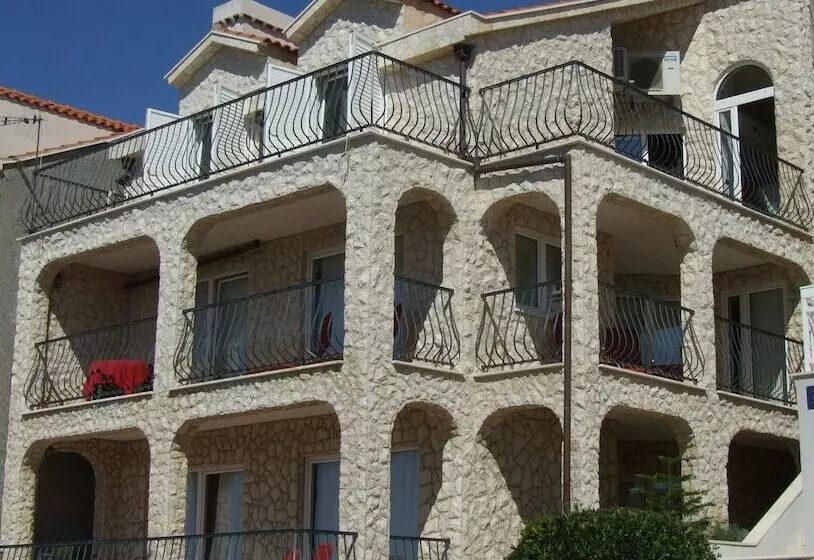 ペンション Fox Apartments