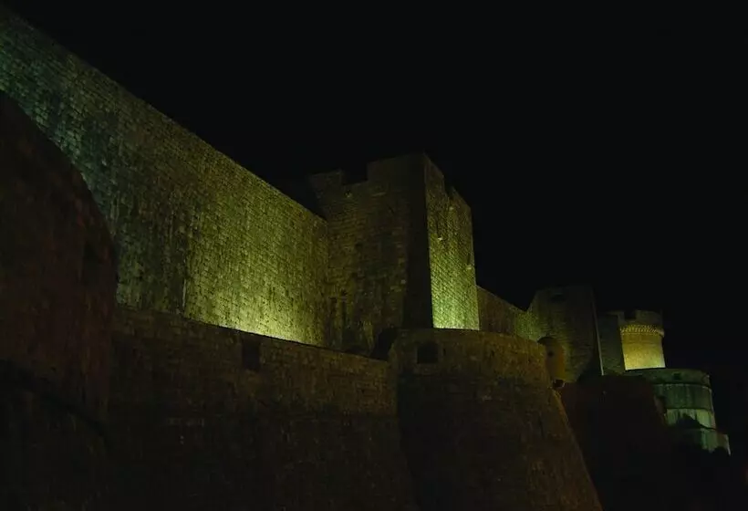 ペンション Fox Apartments