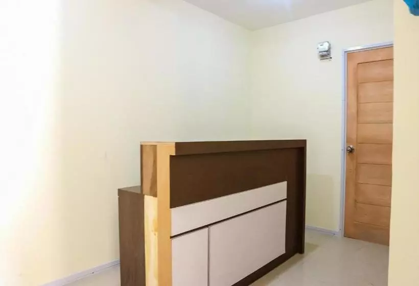 ホテル Oyo 3377 Checkpoint Residence