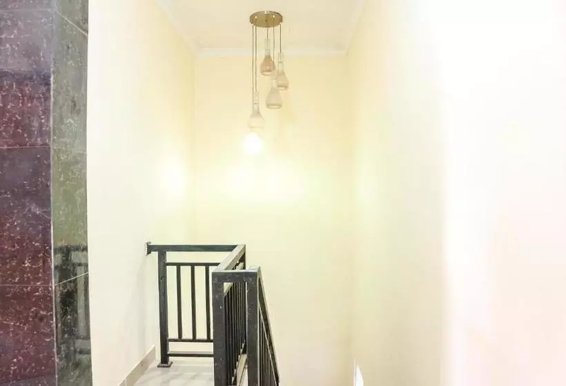 ホテル Oyo 3377 Checkpoint Residence