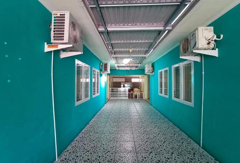 בית מלון כפרי Oyo 3348 Minimalis Homestay