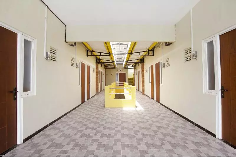 هتل Reddoorz Near Puri Anjasmoro Area Semarang