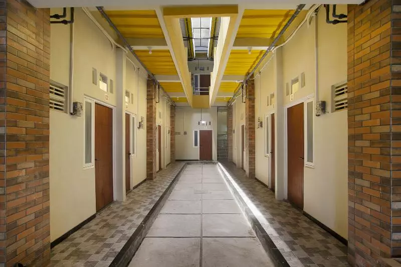 هتل Reddoorz Near Puri Anjasmoro Area Semarang