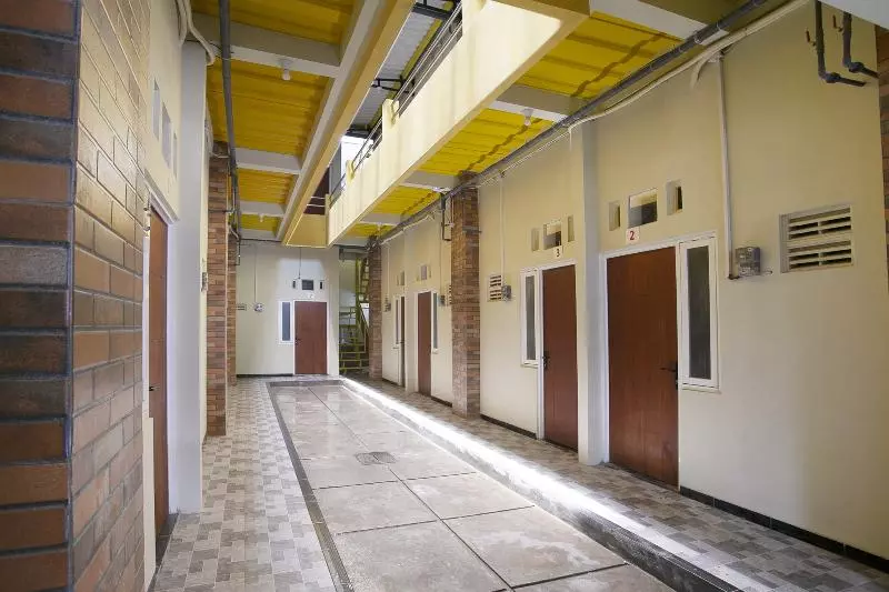 هتل Reddoorz Near Puri Anjasmoro Area Semarang