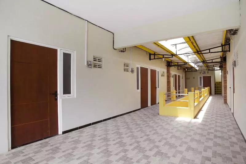 هتل Reddoorz Near Puri Anjasmoro Area Semarang