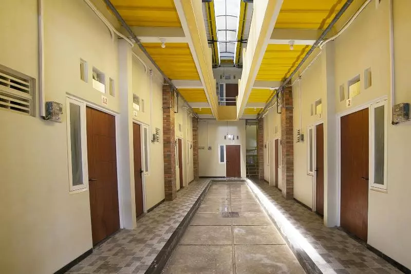 هتل Reddoorz Near Puri Anjasmoro Area Semarang