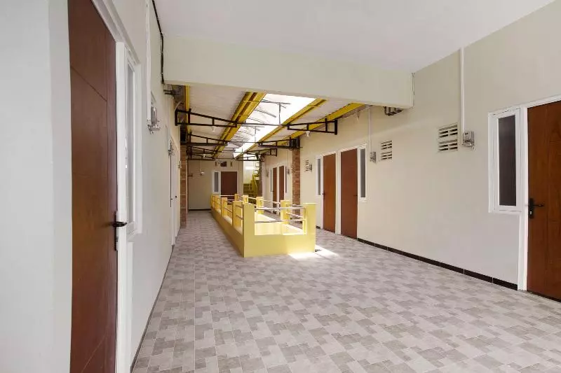 هتل Reddoorz Near Puri Anjasmoro Area Semarang