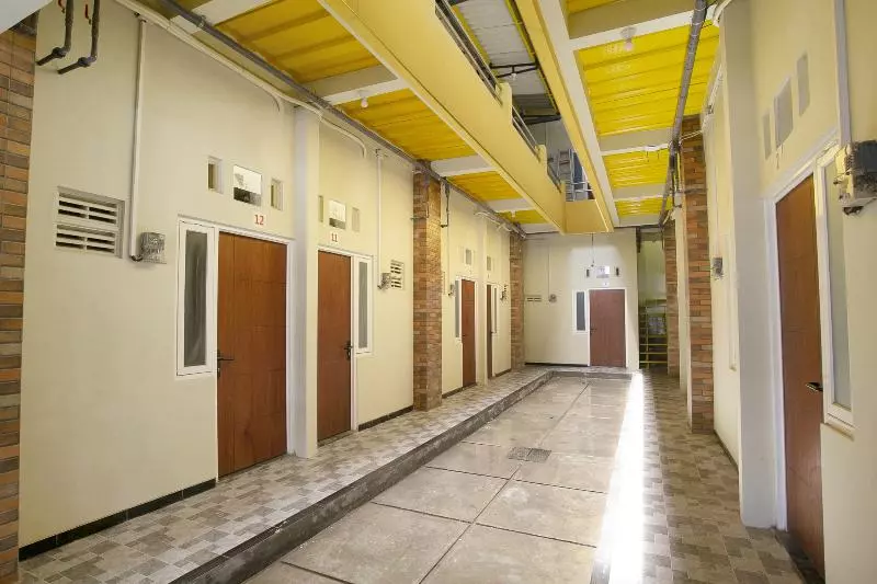 هتل Reddoorz Near Puri Anjasmoro Area Semarang