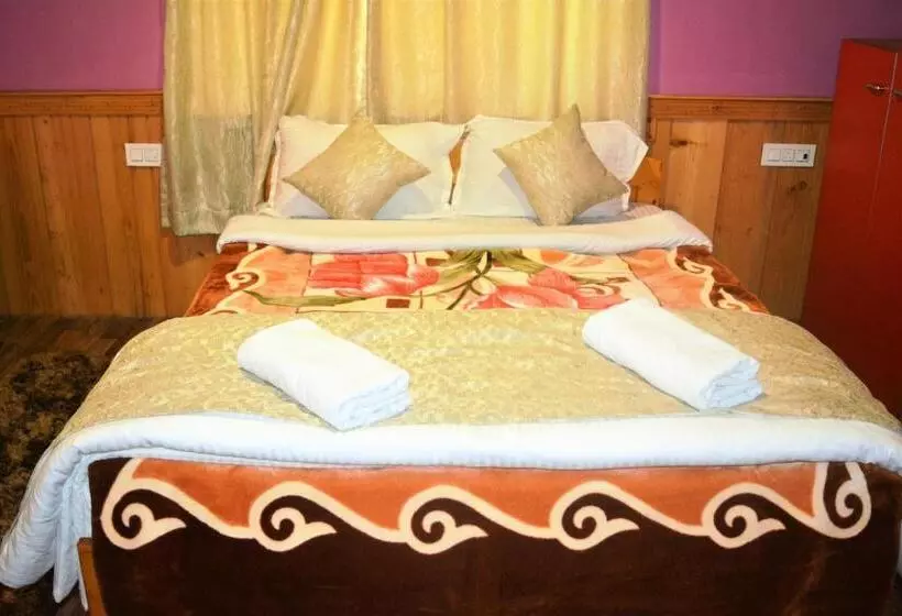 Hotelli Rufina Lachung De Crown