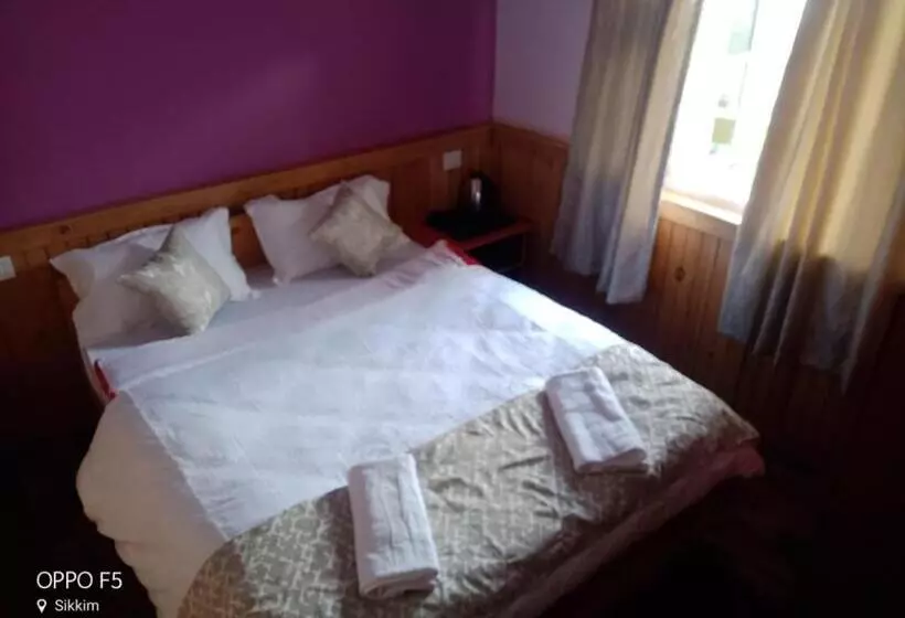 Hotelli Rufina Lachung De Crown