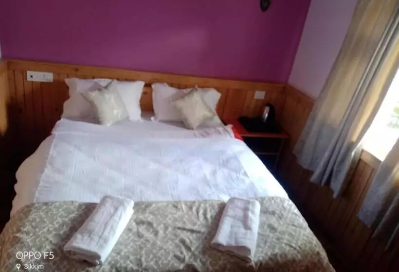 Hotelli Rufina Lachung De Crown