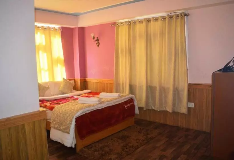 Hotelli Rufina Lachung De Crown