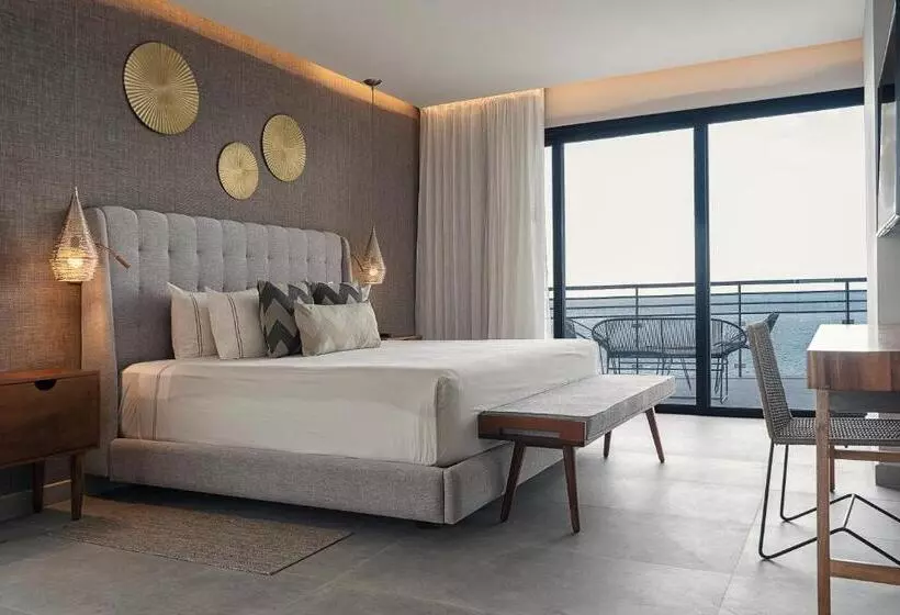 ホテル The Fives Oceanfront