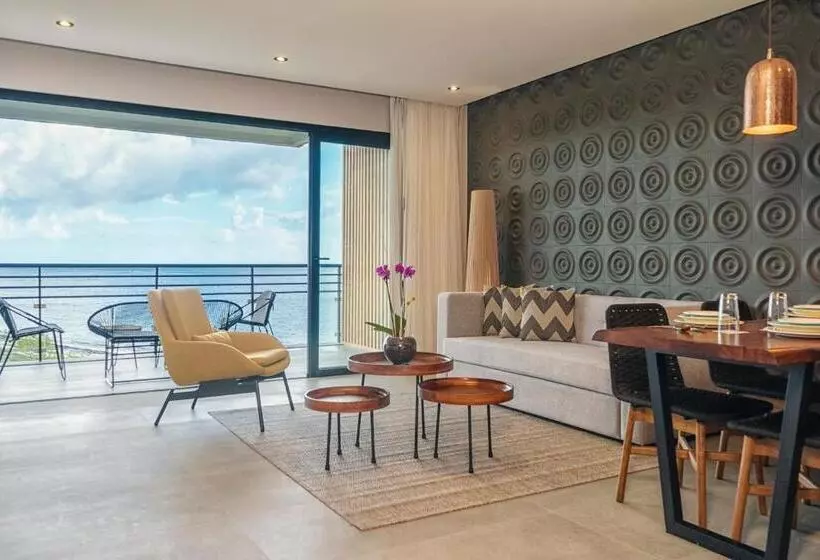 ホテル The Fives Oceanfront