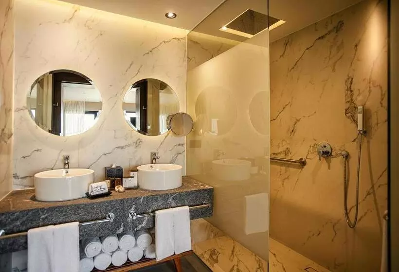 ホテル The Fives Oceanfront