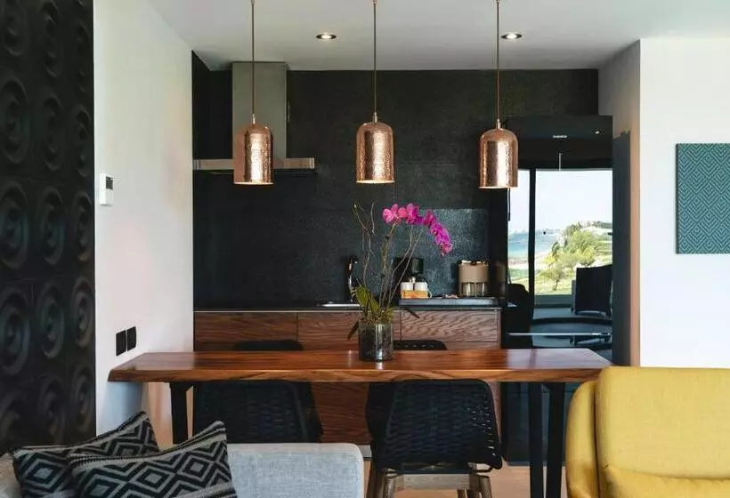 ホテル The Fives Oceanfront