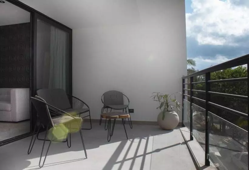 ホテル The Fives Oceanfront