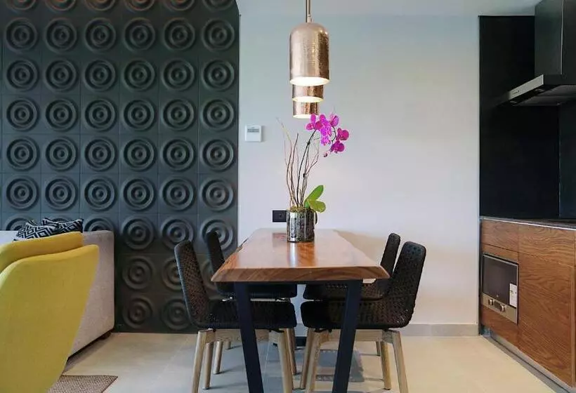 ホテル The Fives Oceanfront