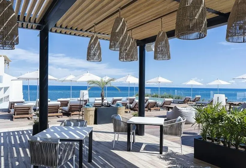 ホテル The Fives Oceanfront