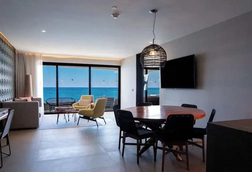 ホテル The Fives Oceanfront