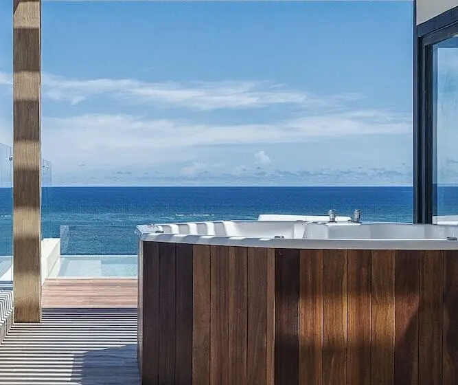 ホテル The Fives Oceanfront