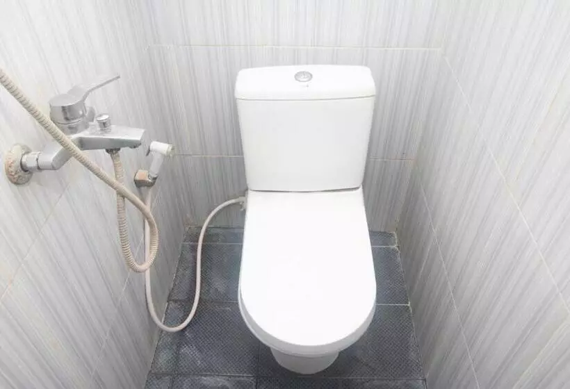 ペンション Reddoorz Syariah Near Stasiun Madiun