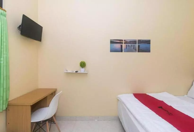 ペンション Reddoorz Syariah Near Stasiun Madiun