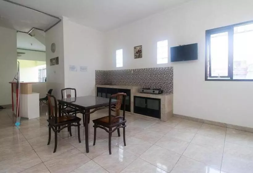 ペンション Reddoorz Syariah Near Stasiun Madiun