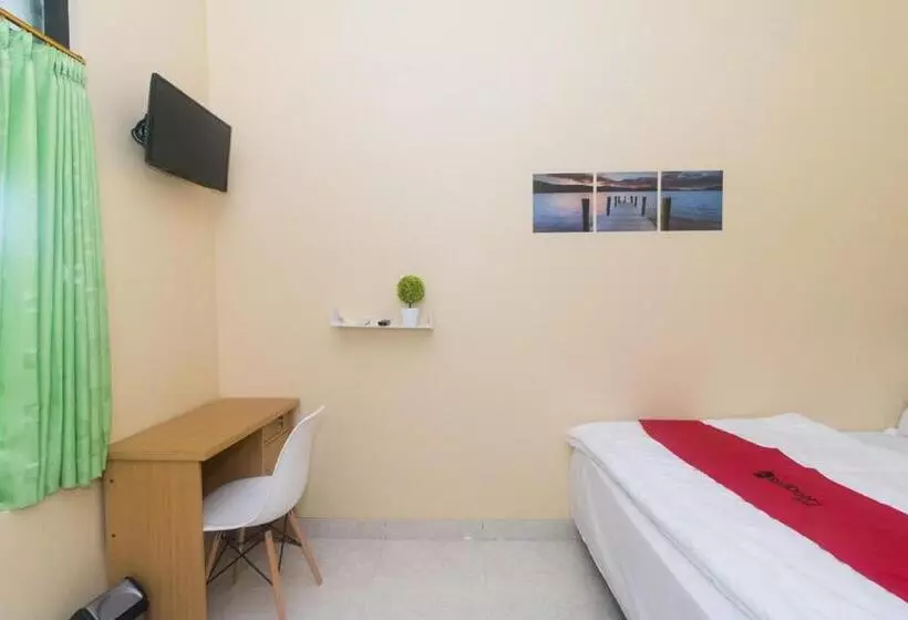 ペンション Reddoorz Syariah Near Stasiun Madiun