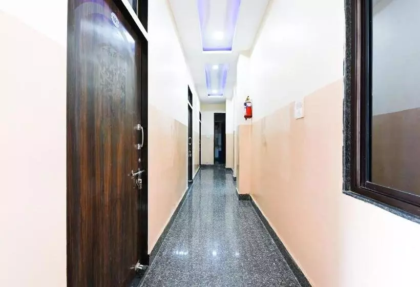 ホテル Oyo 71393 Radhika  & Restaurant