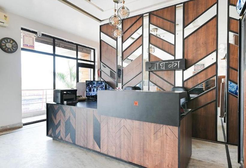 Отель Oyo 71393 Radhika & Restaurant