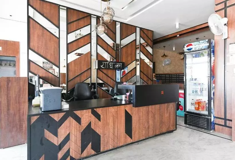 ホテル Oyo 71393 Radhika  & Restaurant