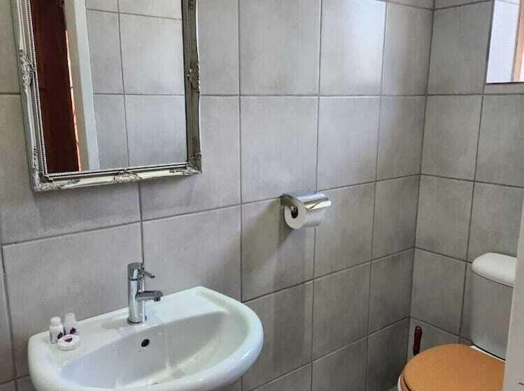 פנסיון Suits Guest House & Bar